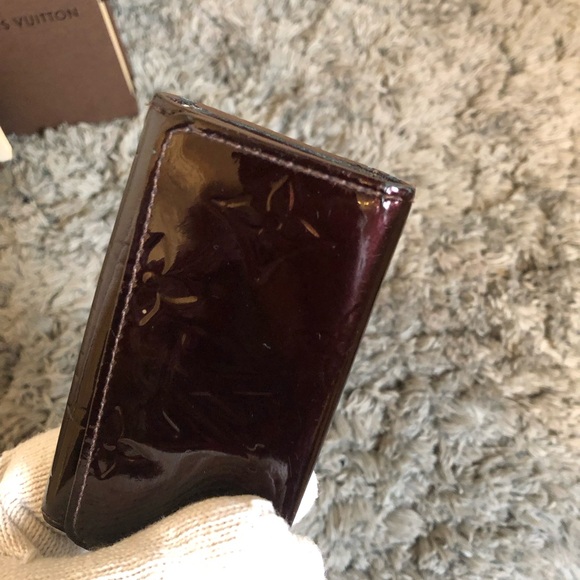 Louis Vuitton Vernis Monogram 4 Key Holder Burgundy, like new. - Picture 6 of 12